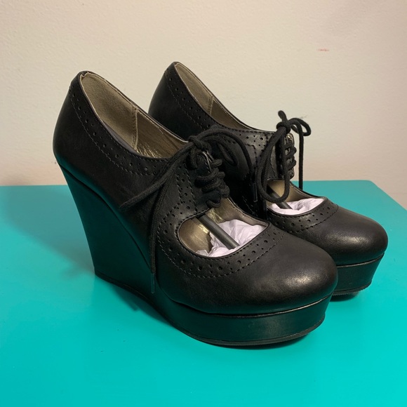 Soda Laceup Black Wedge Size 7 - Never Worn - Picture 1 of 5